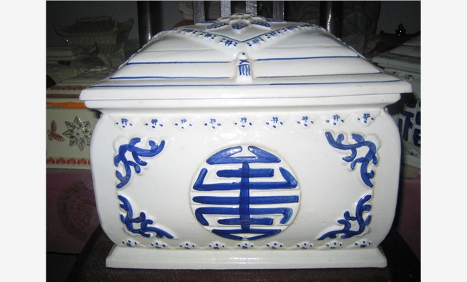 雕刻陶瓷骨灰盒，手绘青花陶瓷骨灰