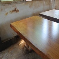 木板桌子