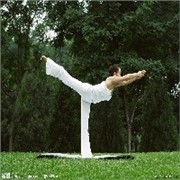 男性练习青岛开发区瑜伽好处更多