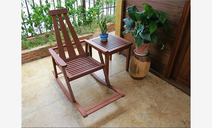 实木桌椅　香核果木摇椅