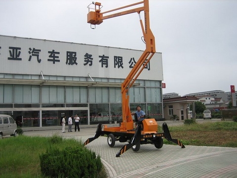 折臂式升降机