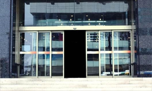 玻璃门安装厂家 东城区安装玻璃门图1