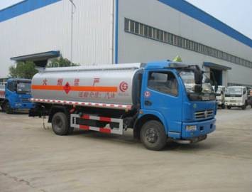 供应专注品质东风多利卡8吨油罐车